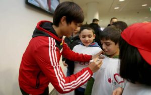 류승우 선수가 어린이들에게 사인을 해주며 즐거운 시간을 보내고 있다.