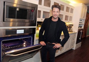 프리미엄 주방가전 패키지 'LG 스튜디오'와 손잡은 디자이너 '네이트 버커스'가 현지시간 4일 저녁 미국 라스베이거스에서 열린 KBIS/IBS 전시회의 LG전자 전시공간을 방문해 LG 제품을 둘러보고 있다.