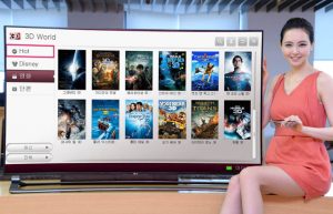 모델이 LG전자 스마트TV 3D 콘텐츠 장터인 ‘3D 월드에서 영화 목록을 보고 있다.