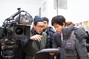 감독과 상의하는 배우 유준상