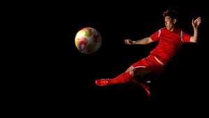 손흥민 선수가 축구공을 발로 차는 모습