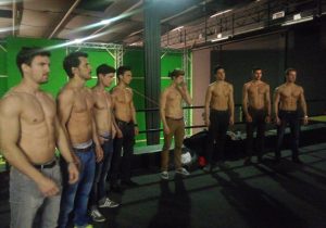 근육질의 외국인 모델 10여명이 상의 탈의를 한 채 서있다