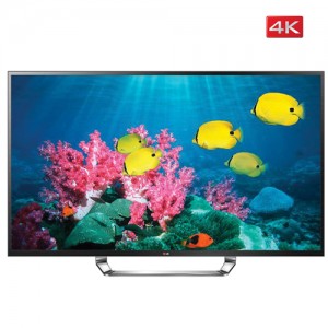 TV 화면안에 바닷속 핑크색 산호초와 노란 물고기 들이 헤엄치는 모습이 보인다