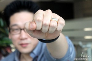 손에 라이프밴드 터치를 착용한 채 주먹을 쥐어 보이고 있다