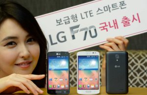 LG전자 모델이 21일 3개 통신사에 동시 출시하는 &#039;LG F70&#039;와 함께 포즈를 취하고 있습니다.