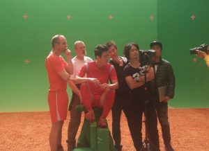 촬영 스태프들과 촬영 앵글에 관해 논의하고 있는 구자철 선수의 모습