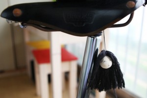 머리만 있는 처녀 귀신인형을 자전거에 장착한 모습