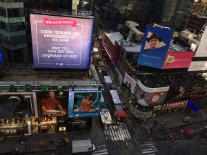 타임스퀘어 전광판에 노출된 엄마의 비밀 문구