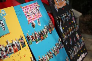 휴대폰으로 함께 찍었은 사진들을 포켓포토 포포로 인화한 다음, 하나의 보드판에 붙인 모습이다