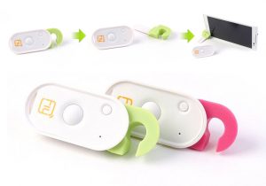 스마트폰 셀프카메라 리모콘인 이지샷의 사용 모습. 하얀 타워형 몸체에 동그란 버튼이 있어 깔끔하다