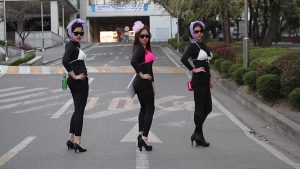 비키니를 까만 쫄쫄이 위에 입고 까만 썬글라스를 쓴 여대생 3명의 모습