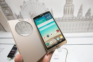 골드컬러 G3모델의 바탕화면 모습과 골드컬러의 케이스가 보인다