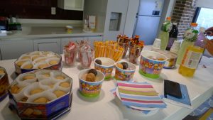 쿠키, 소시시, 음료등 다과가 준비되어 있다