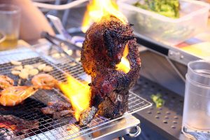 비어캔 치킨이 불에 활활 타오르고 있다