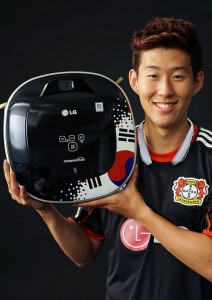 손흥민 선수가 태극기가 그려져 있는 로보킹 스페셜 에디션을 들고 웃고있는 모습