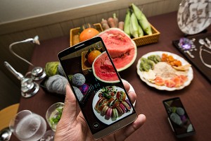 OIS+ 레이저 오토포커스와 터치샷 을 활용해 음식을 촬영하는 모습이다