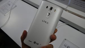 G3 화이트컬러의 뒷모습이 보이도록 손으로 잡고 있는 모습이다