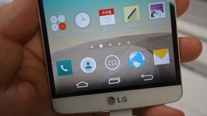 TV처럼 화면에 집중하기 위해서 하단부와 검은 띠를 구분한 G3의 하단부 모습이다