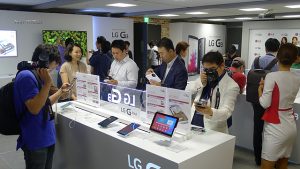 G3 체험존에서 제품을 살펴보고 있는 사람들의 모습이다