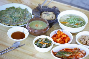 연자죽, 연잎전, 연칼국수, 연밥 등이 놓여져있다