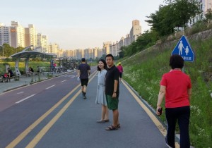 부인과 같이 산책하는 모습