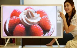 모델이 ‘42형 클래식 TV’ 와 함께 포즈를 취하고 있습니다.