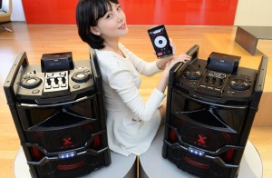 모델이 '고출력 오디오'로 음악을 듣고 있는 모습입니다.