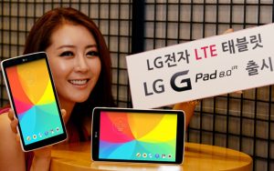모델이 'LG G패드8.0 LTE'를 선보이고 있습니다.