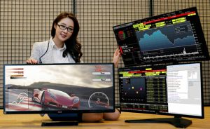 모델이 여의도 쇼룸에서 LG전자의 새로운 모니터를 선보이고 있습니다.