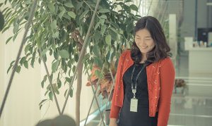 백경민 사원이 미소짓고 있다.