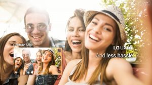 제스쳐 샷 기능을 표현한 이미지. 사람들이 포즈를 취하며 카메라를 보고 웃고 있다.