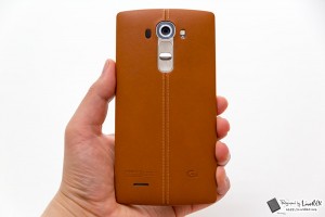 갈색 가죽 커버가 적용된 LG G4의 후면