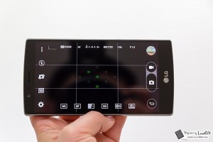 전문가 모드로도 사용할 수 있는 LG G4의 카메라 기능. 한 손으로 카메라 기능을 활성화시키고 스마트폰을 들고 있다.