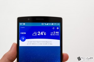 G4의 UX. 스마트폰 화면에 날씨와 시계, 지역을 확인할 수 있다. '낮 동안 흐린 하늘이 지속되겠습니다. 공기가 메마르니 수분을 보충해 주세요'라는 메시지가 보인다.