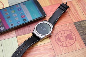 바닥에 놓인 스마트폰(좌)과 와이파이 연결된 스마트 워치(우)