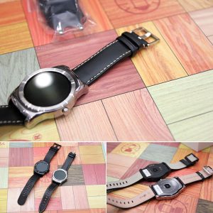 검은색 스트랩의 스마트 워치가 테이블 위에 놓여져 있다. (위), G워치R과 워치 어베인이 나란히 놓여있다.(아래)