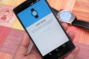 스마트폰으로 LG 워치 어베인을 페어링하는 모습. 디스플레이에 '시계에서 스와이프하여 시계 코드를 확인한 다음 코드가 아래 목록에 표시되면 코드를 탭합니다'라는 문구가 보인다.