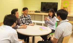 테이블에 앉아 동료와 얘기하고 있는 전혜정 연구위원