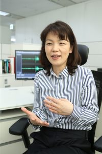 의자에 앉아서 얘기하는 전혜정 연구위원