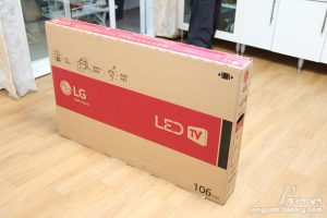 아직 박스 포장을 뜯지 않은 LG TV가 바닥에 놓여있다.