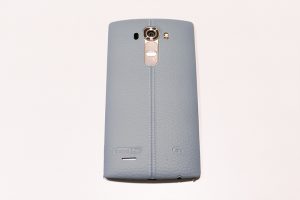 LG G4 스카이블루 색상. 바닥에 놓여있다.