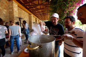 오가닉 음식 만들기 봉사활동을 진행하는 그리스 법인 직원들의 모습