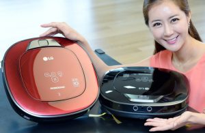 모델이 로보킹 터보플러스와 로보킹 터보를 소개하고 있습니다.