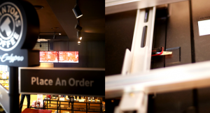 탐앤탐스 매장에 설치된 디지털 사이니지의 옆면 부분 클로즈업 사진