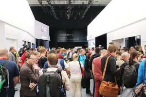 LG전자 OLED TV 부스에 몰려있는 사람들