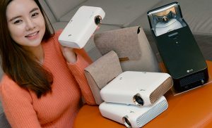 모델이 LG 미니빔 TV 3종을 소개하고 있습니다.