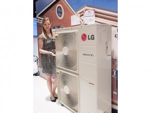 모델이 시스템에어컨 '멀티브이 에스(Multi V S)'를 소개하고 있습니다.