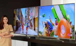 LG전자 모델이 서울 여의도 LG 트윈타워에서 신제품을 소개하고 있습니다.