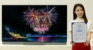 모델이 쇼룸에서 인증서를 들고 포즈를 취하고 있습니다.