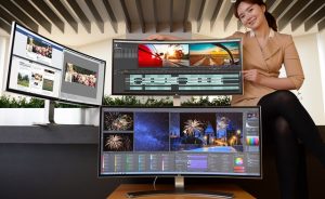 LG전자가 21:9 울트라와이드 모니터 시장에서 2013년부터 지난해까지 3년 연속으로 세계 1위를 차지했다. 21:9 울트라와이드 모니터는 정체기에 접어든 모니터 시장에서 새로운 성장 동력으로 떠오르고 있는 제품이다. LG전자 모델이 15일 여의도 LG트윈타워에서 21:9모니터(모델명: 34UC98)를 소개하고 있다.